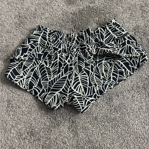 Women's Lululemon Shanti Surf Shorts Irreversible - Black/Patterned - Size 0 - Picture 2 of 5